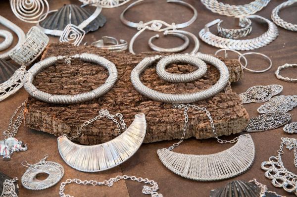 彝族银器非物质文化遗产(彝族银器制作工艺流程新手图解)-第1张图片-八三百科 彝族银器非物质文化遗产(彝族银器制作工艺流程新手图解)-第1张图片-八三百科